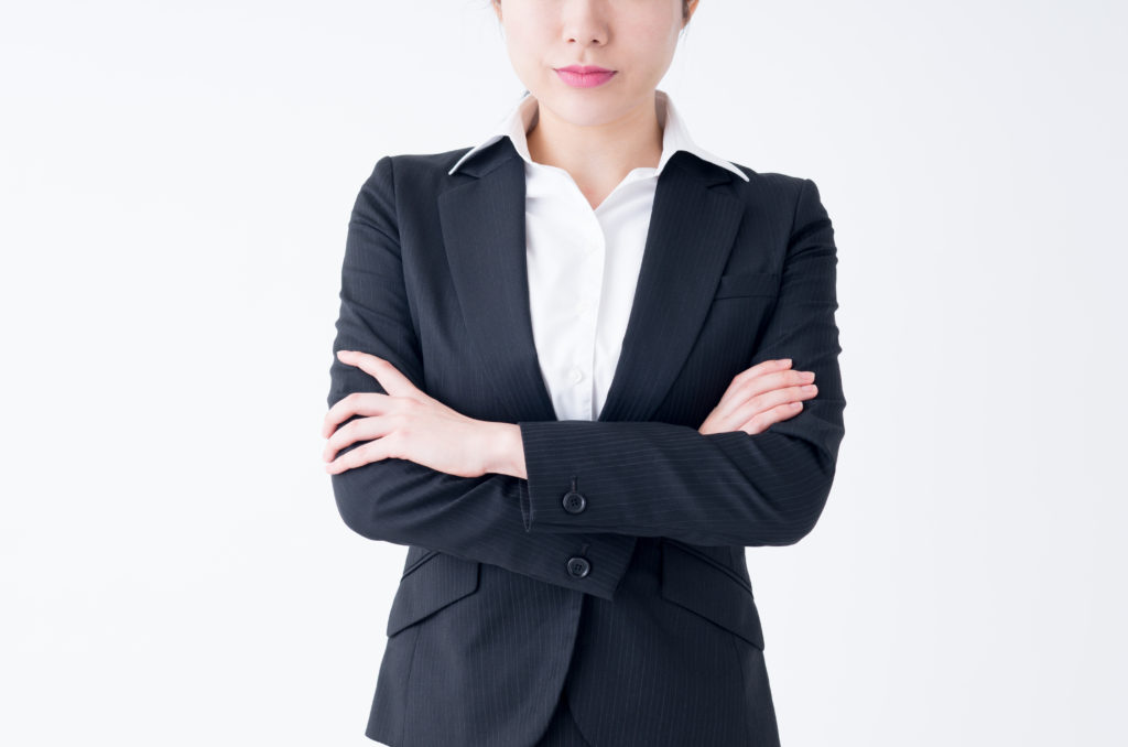 ビジネスパーソン腕組み