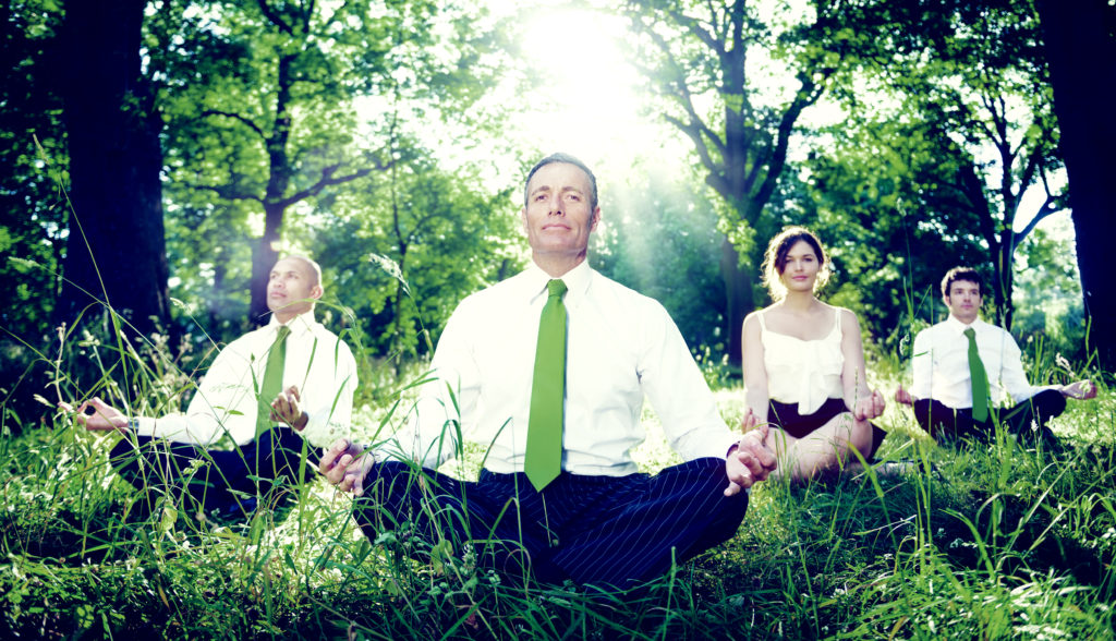 瞑想するサラリーマン